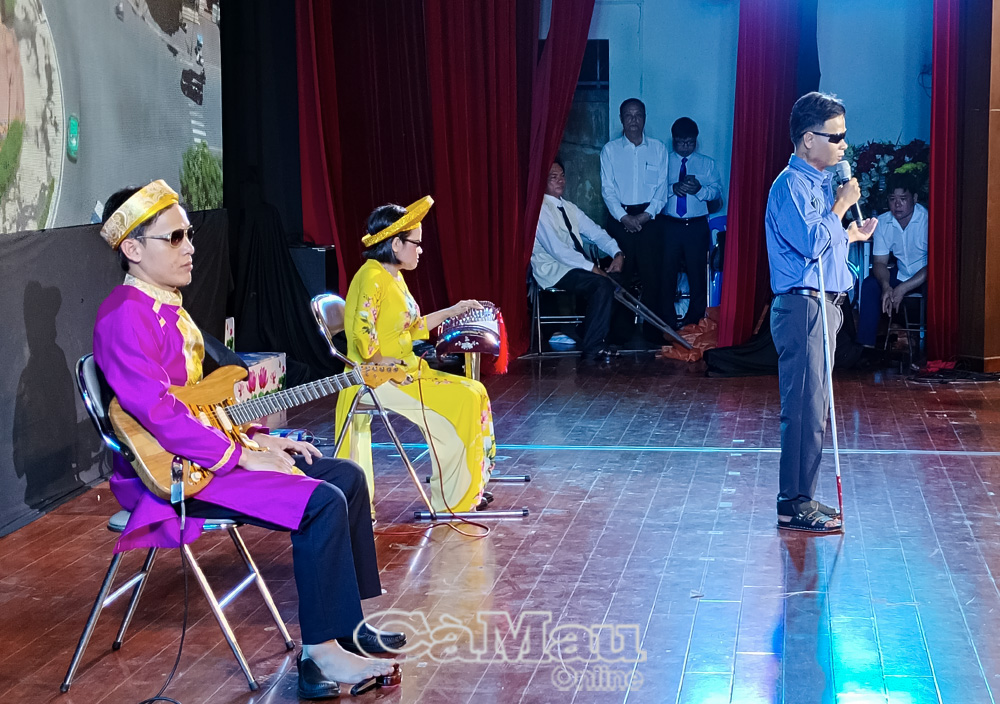 Tiết mục "Ánh sáng từ trái tim" (Nhạc sĩ Tuấn Quang) qua phần thể hiện đầy xúc động của thí sinh Nguyễn Văn Hận.