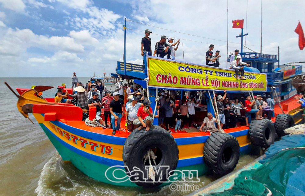 Ngư dân và du khách cùng hướng về biển trong Lễ hội Nghinh Ông Sông Ðốc - lễ hội lớn thể hiện lòng tri ân biển cả và khát vọng no ấm, bình an.