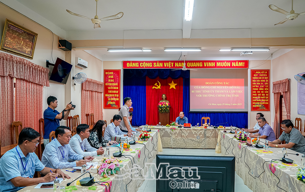 Toàn cảnh buổi làm việc.