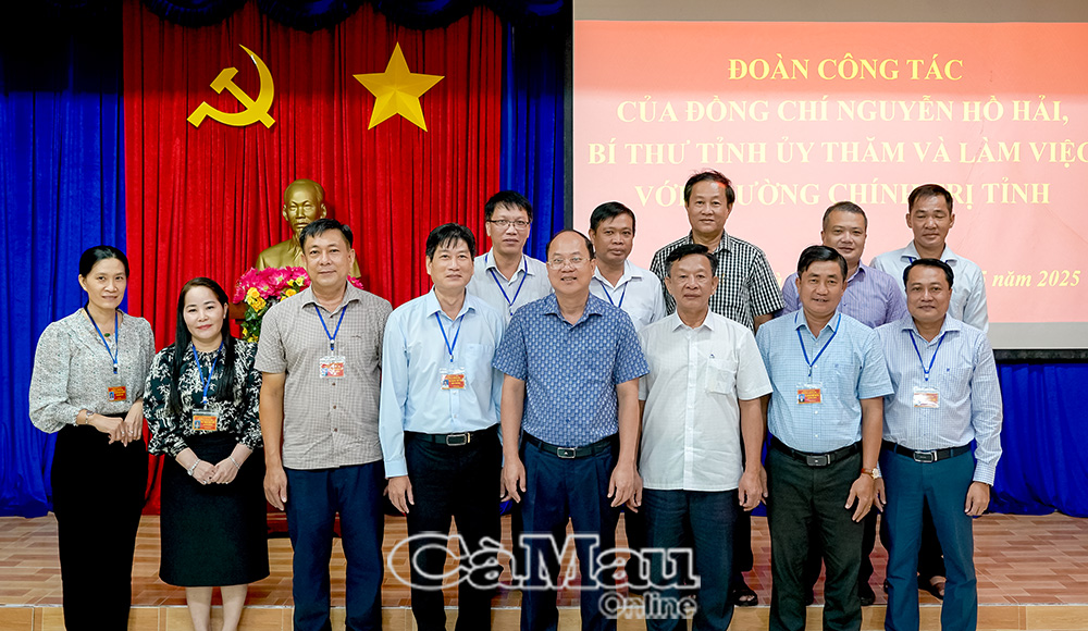 Bí thư Tỉnh ủy Nguyễn Hồ Hải cùng đoàn chụp ảnh lưu niệm với thầy cô Trường Chính trị tỉnh Cà Mau.