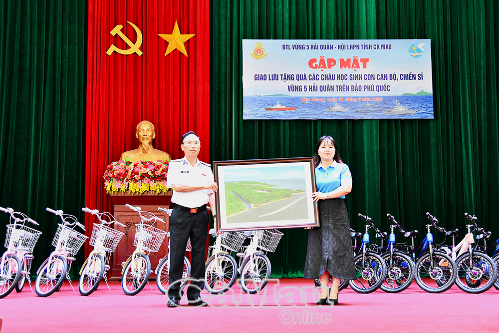 - Ảnh 4, 5: Lãnh đạo Hội LHPN tỉnh Cà Mau tặng quà lưu niệm Bộ Tư lệnh Vùng 5 Hải quân, Lữ đoàn 127 và Trung đoàn 551.