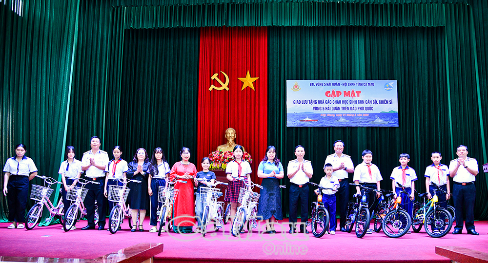 Đại diện các đơn vị và mạnh thường quân trao tặng xe đạp cho các cháu học sinh