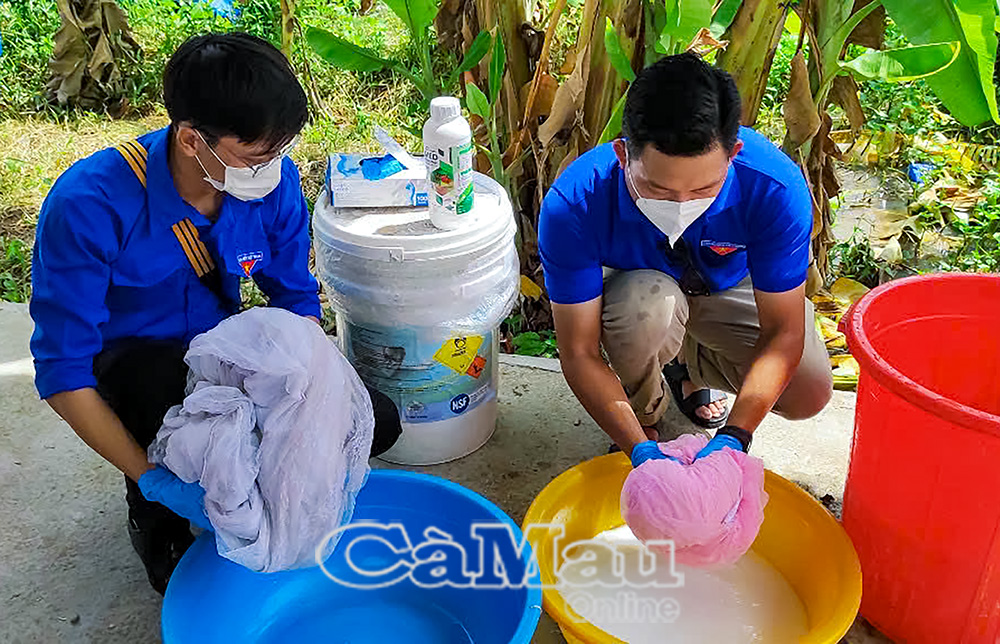 Nhúng mùng, chăn, màn... vào các loại thuốc chống muỗi theo hướng dẫn của ngành y tế nhằm ngăn chặn sự tiếp cận của muỗi Anopheles, là một trong nhiều giải pháp đã và đang được áp dụng.