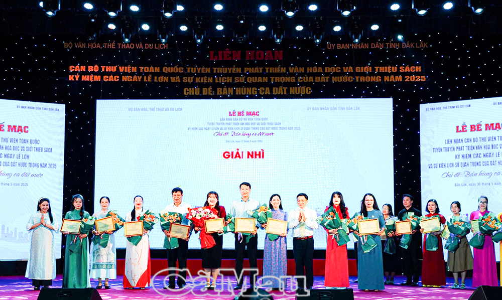 Tham gia Liên hoan Cán bộ thư viện toàn quốc tuyên truyền phát triển văn hóa đọc và giới thiệu sách năm 2025 với chủ đề “Bản hùng ca đất nước”, Thư viện tỉnh Cà Mau đã xuất sắc đạt giải Nhì (ảnh: Lê Bình)