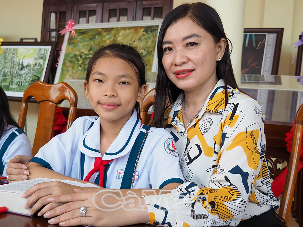 Cô Nguyễn Thị Mộng Trinh, Hiệu trưởng Trường Tiểu học Phan Ngọc Hiển, tự hào bên cô học trò chăm ngoan, học giỏi Ánh Duyên.