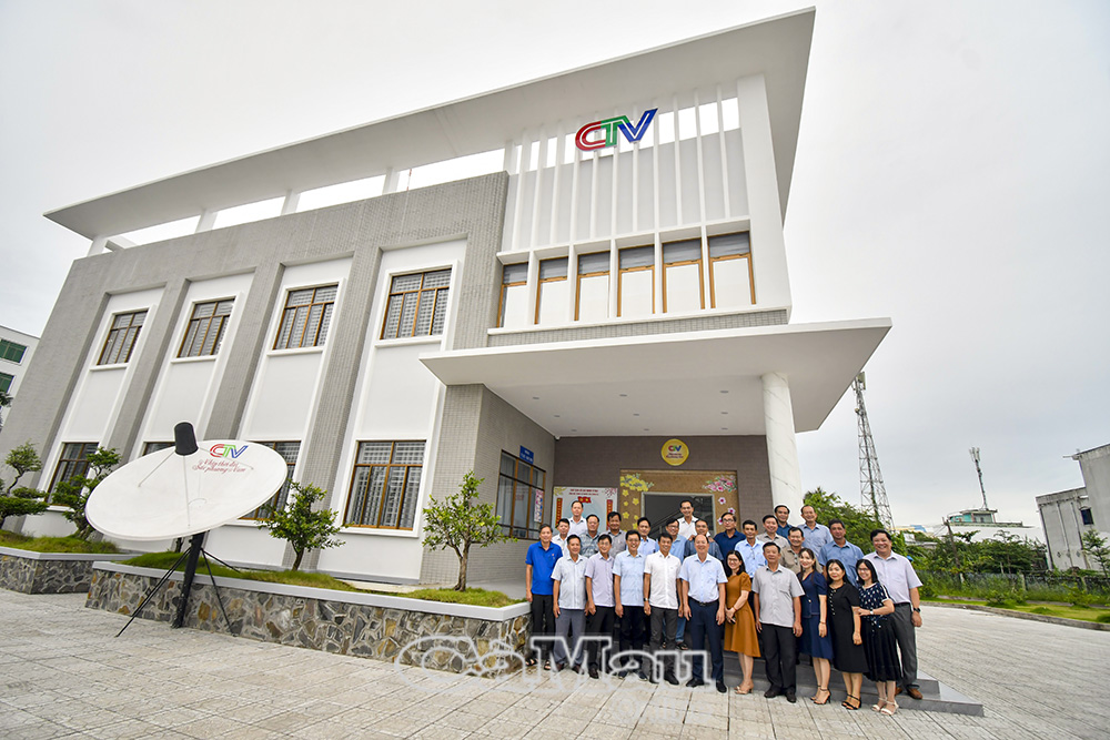 Bí thư Tỉnh uỷ Nguyễn Hồ Hải (người vỗ tay) cùng Chủ tịch UBND tỉnh Phạm Thành Ngại, Trưởng Ban Tuyên giáo và Dân vận Tỉnh uỷ Hồ Trung Việt chụp ảnh cùng cán bộ chủ chốt Báo và Đài Phát thanh – Truyền hình Cà Mau tại trụ sở của đơn vị. 