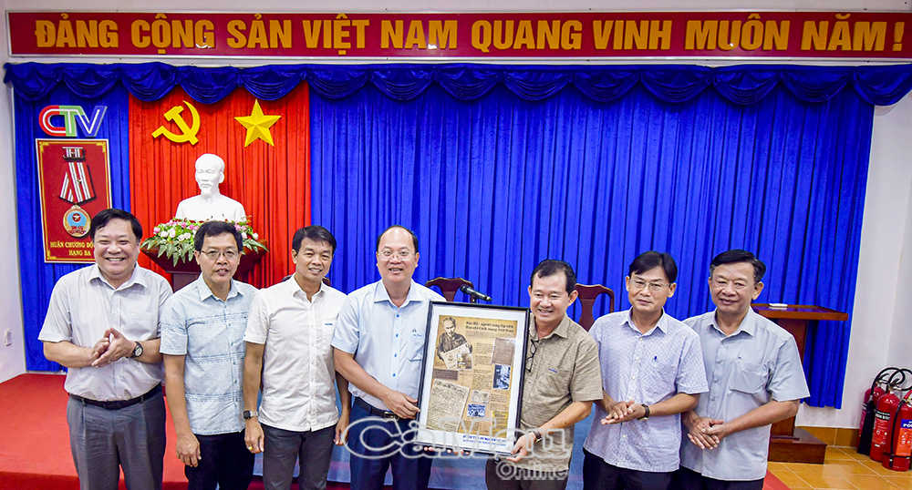 Bí thư Tỉnh ủy Nguyễn Hồ Hải tặng quà lưu niệm cho Ban biên tập Báo và Đài Phát thanh - Truyền hình Cà Mau nhân buổi gặp mặt.