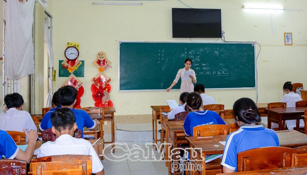 Trong các phòng học, bàn, ghế, quạt, đèn được chuẩn bị đầy đủ.