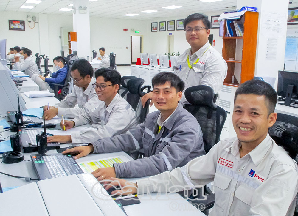 Kỹ sư Lê Hoàng Thân (thứ hai từ phải sang) chia sẻ: “Sự hỗ trợ hết mình từ đồng nghiệp đã giúp tôi kiên định với mục tiêu và tự tin triển khai các giải pháp”.