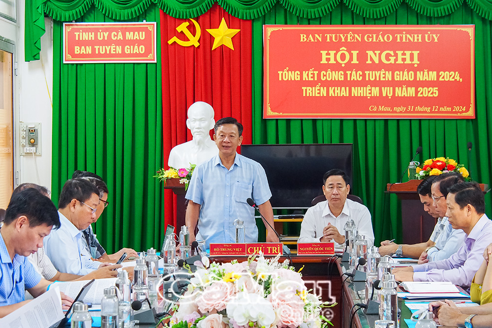 Ðồng chí Hồ Trung Việt, Uỷ viên Ban Thường vụ Tỉnh uỷ, Trưởng ban Tuyên giáo và Dân vận Tỉnh uỷ chủ trì Hội nghị tổng kết công tác Tuyên giáo năm 2024, triển khai nhiệm vụ năm 2025.