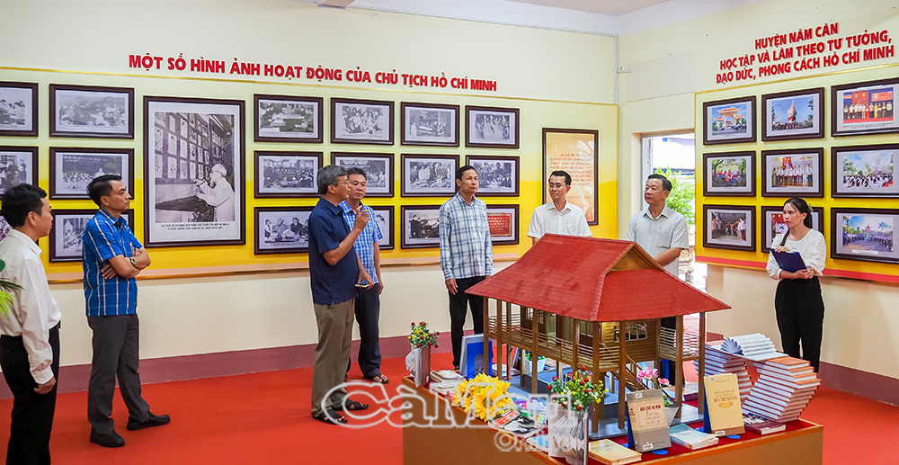 Ðồng chí Hồ Trung Việt (thứ hai từ phải sang) tham quan "Không gian văn hoá Hồ Chí Minh" tại huyện Năm Căn.