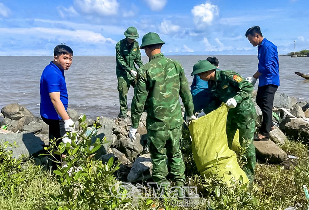 Ðoàn viên xã Khánh Hội cùng Ðồn Biên phòng Khánh Hội tổ chức hoạt động “Ngày làm sạch biển”.