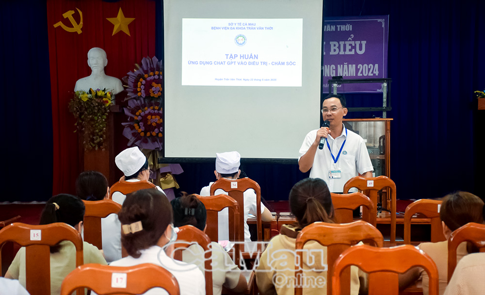 Bác sĩ CKI Trần Hải Lâm luôn dành thời gian, tâm huyết để nghiên cứu, sáng tạo ra nhiều phần mềm và hướng dẫn giúp ích cho nhân viên bệnh viện.