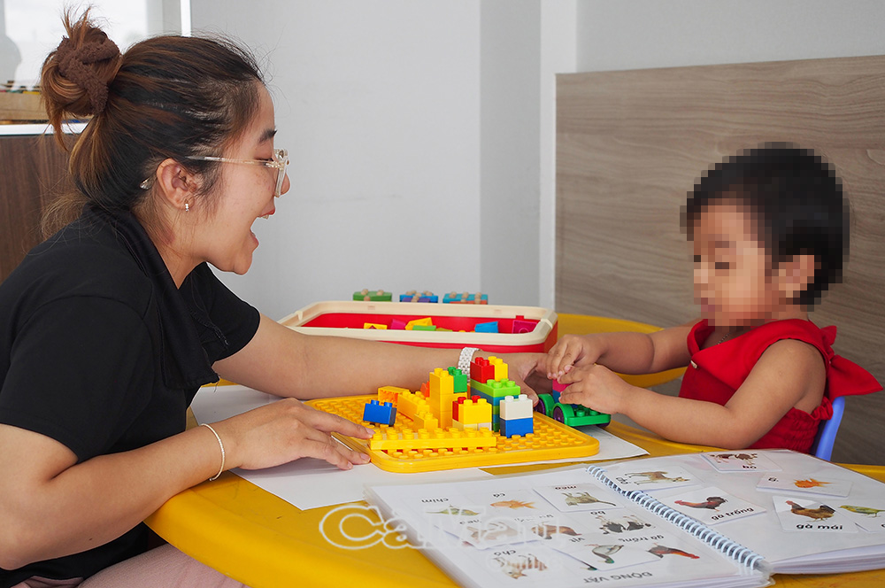 TỪNG BƯỚC NHỎ VỮNG TƯƠNG LAI (Cô giáo liên kết hành động lắp ráp với việc xây dựng khả năng tập trung và tính kiên nhẫn giúp trẻ phát triển).