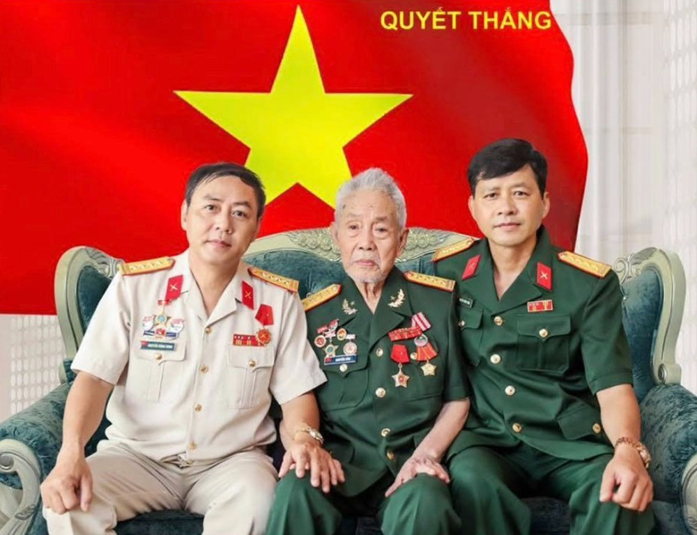 Ông nội, bố và bác ruột của Chi Pu đều là quân nhân.