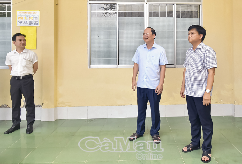 02/- Bí thư Tỉnh uỷ Nguyễn Hồ Hải kiểm tra cơ sở vật chất cho công tác hợp nhất tại xã Lý Văn Lâm.