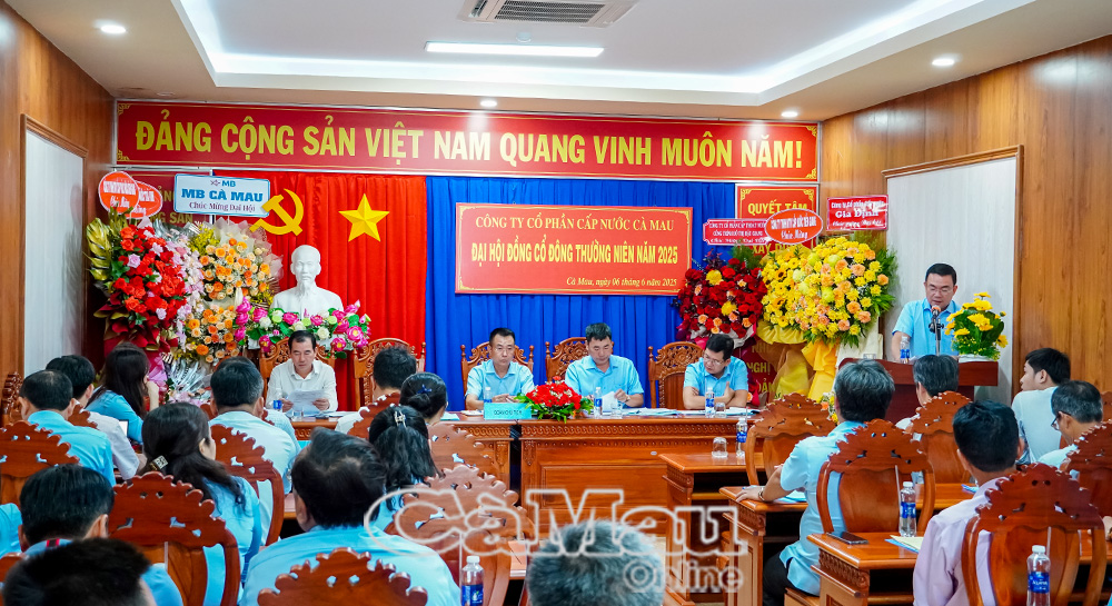 Ông Phạm Phước Tài, Tổng giám đốc Công ty Cổ phần cấp nước Cà Mau báo cáo kết quả sản xuất kinh doanh năm 2024 và phương hướng nhiệm vj năm 2025.