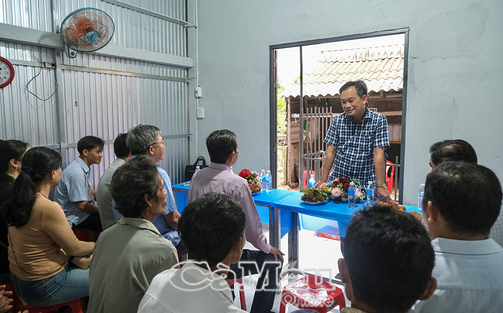 Buổi lễ bàn giao nhà diễn ra trong không khí ấm áp thân tình.