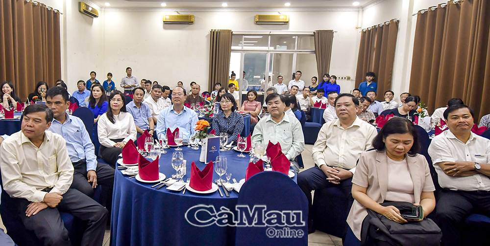 Lãnh đạo TP. Hồ Chí Minh, các cơ quan báo chí về dự họp mặt.