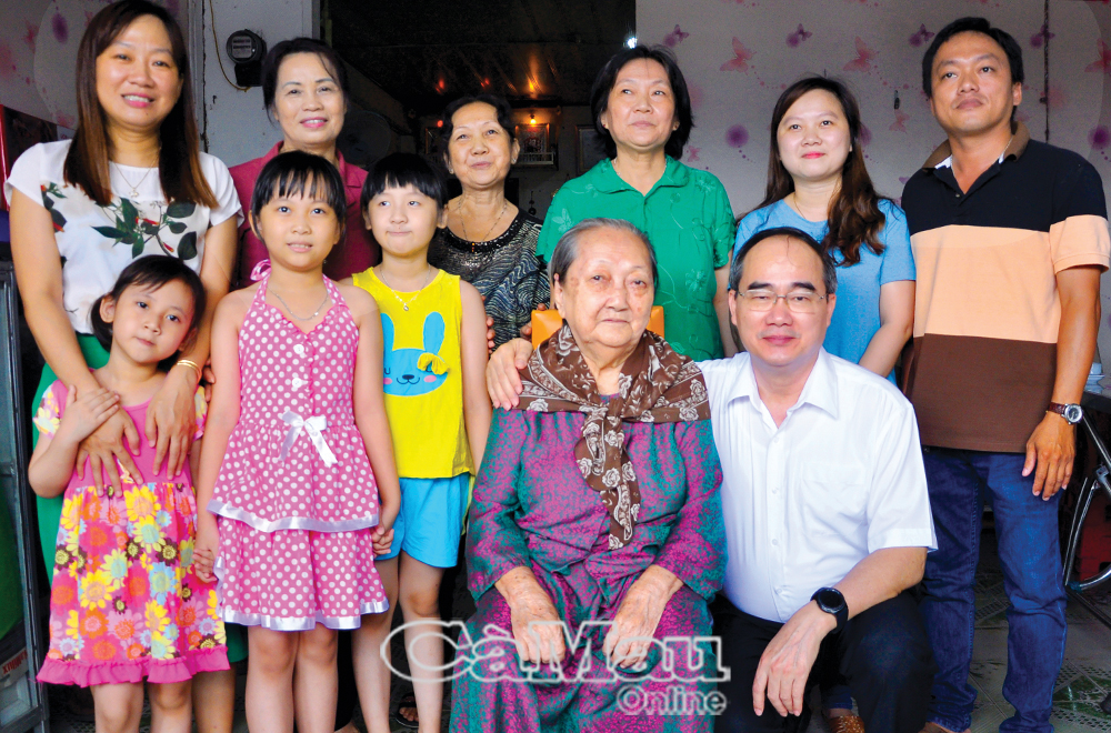 Ngày 9/7/2017, đồng chí Nguyễn Thiện  Nhân, Uỷ viên Bộ Chính trị, Bí thư Thành uỷ TP Hồ Chí Minh đến thăm gia đình bà Ðỗ Thị Mĩnh, vợ Liệt sĩ - Anh hùng Lực lượng vũ trang Nhân dân, Nhà báo Trần Ngọc Hy tại Phường 5, TP Cà Mau. Ảnh: THANH MINH