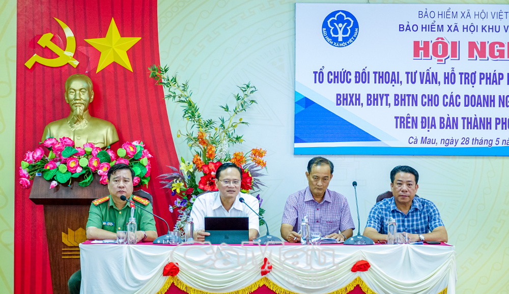 Phòng An ninh kinh tế, Công an tỉnh; đội thuế liên huyện Khu vực II, Chi cục thuế Khu vực XX và Phòng Việc làm, Sở Nội vụ tỉnh cùng tham gia đối thoại, tư vấn, hỗ trợ pháp lý và giải đáp chính sách cho doanh nghiệp.