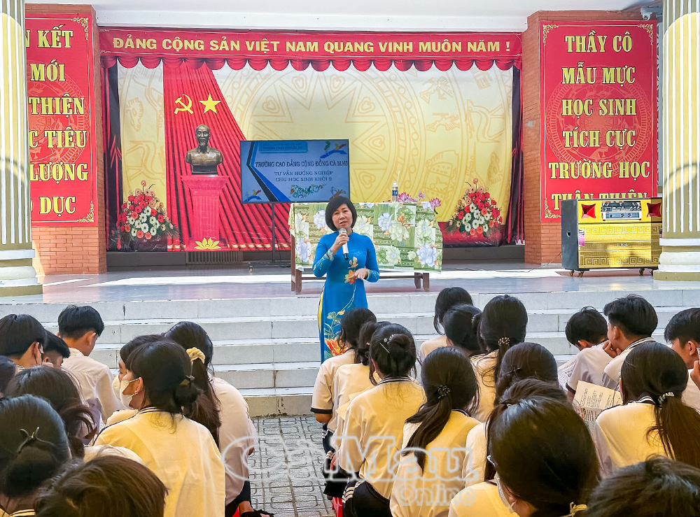 Tiến sĩ Nguyễn Hồng Nhung, Hiệu trưởng Trường Cao đẳng Cộng đồng Cà Mau, trực tiếp tư vấn tuyển sinh cho học sinh các trường THPT.