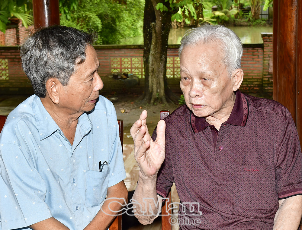 Nhà báo Phạm Văn Tri (bìa phải) và Nhà báo Nguyễn Minh Chánh, nguyên Tổng Biên tập Báo Bạc Liêu nhắc nhớ về những cột mốc hình thành và phát triển vẻ vang của báo chí Cà Mau - Bạc Liêu, tưởng nhớ đến những nhà báo đã anh dũng hy sinh.