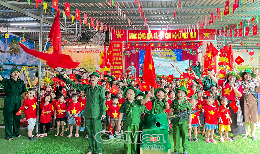 Giáo viên thiết kế, tổ chức các chương trình dạy học bằng việc lồng ghép các sự kiện lịch sử sinh động và thú vị, tạo sự thích thú cho trẻ.