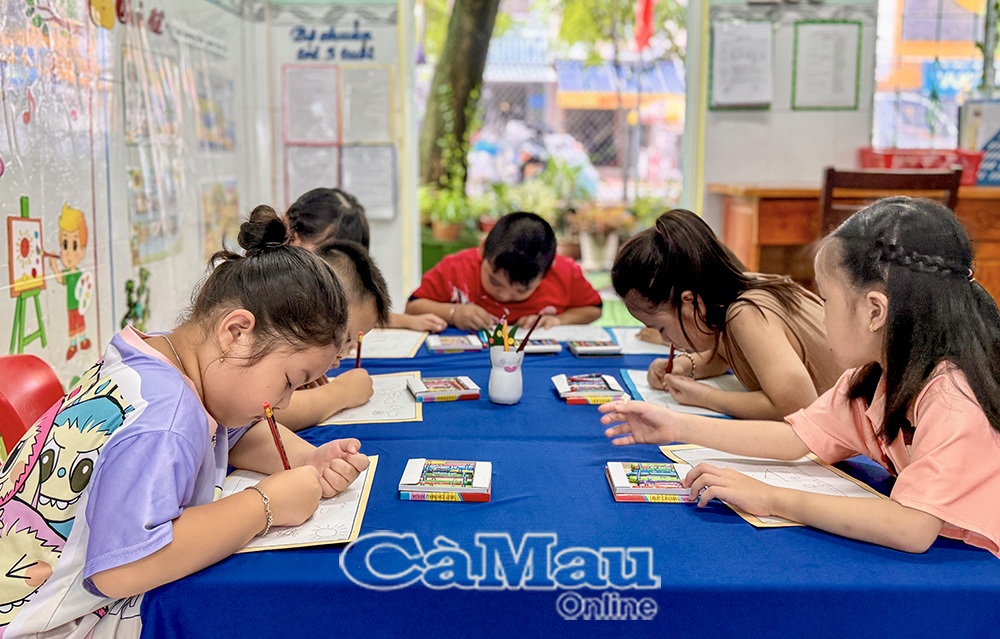 Các buổi học năng khiếu chú trọng sự thoải mái, tự do sáng tạo thay vì giáo viên cầm tay chỉ việc.