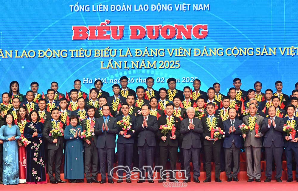 Chị Phương Anh (bìa trái, hàng trên cùng) vinh dự là 1 trong 95 gương mặt “Công nhân lao động tiêu biểu là đảng viên Ðảng Cộng sản Việt Nam lần thứ I-2025”.