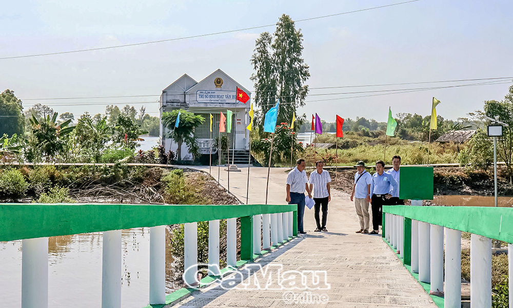 Ngành chuyên môn huyện kiểm tra lộ giao thông nông thôn xã Tam Giang.
