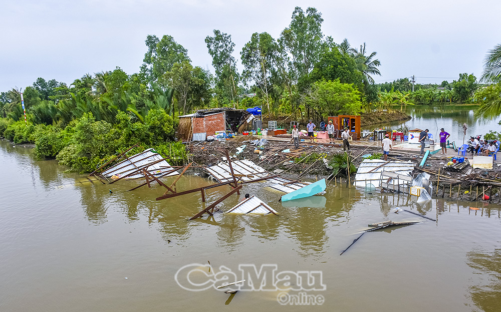 Hiện trường một vụ lốc xoáy làm sập nhà dân, tại ấp Lợi Ðông, xã Hoà Mỹ năm 2024.