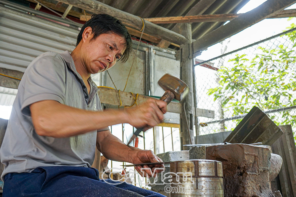 Tiếng đe búa vang lên giòn giã trong không gian tĩnh lặng của nghề làm dao ở Phúc Sen.