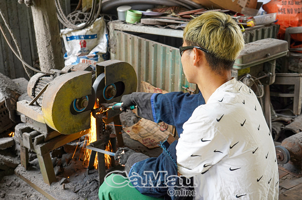 Công đoạn mài là khâu đòi hỏi tay nghề khéo léo của người thợ.