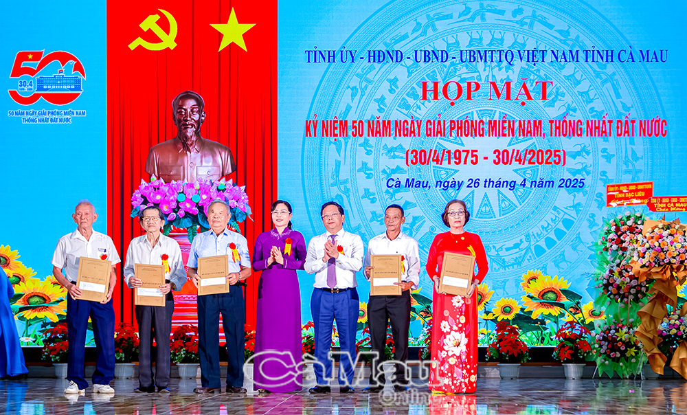 Bằng nhiều nỗ lực, kết nối, tỉnh Cà Mau đã 2 lần tổ chức trao hiện vật “đi B” cho 40 cán bộ và gia đình.