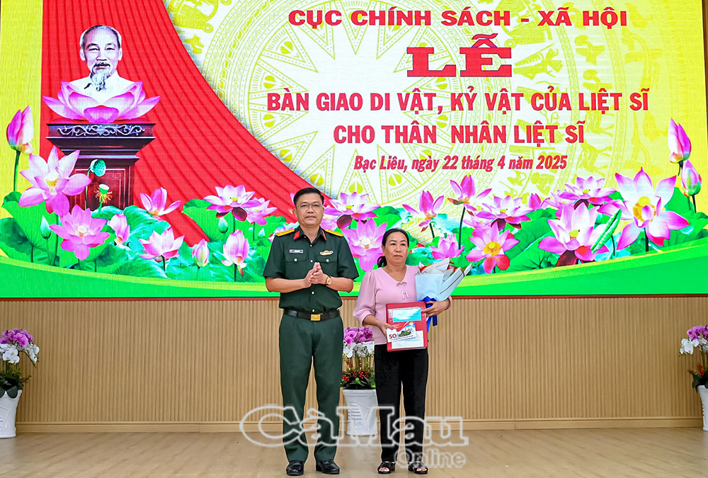 Bà Nguyễn Yến Nhi, huyện Ðông Hải, tỉnh Bạc Liêu, nhận lại hồ sơ, kỷ vật Liệt sĩ Nguyễn Văn Rô.