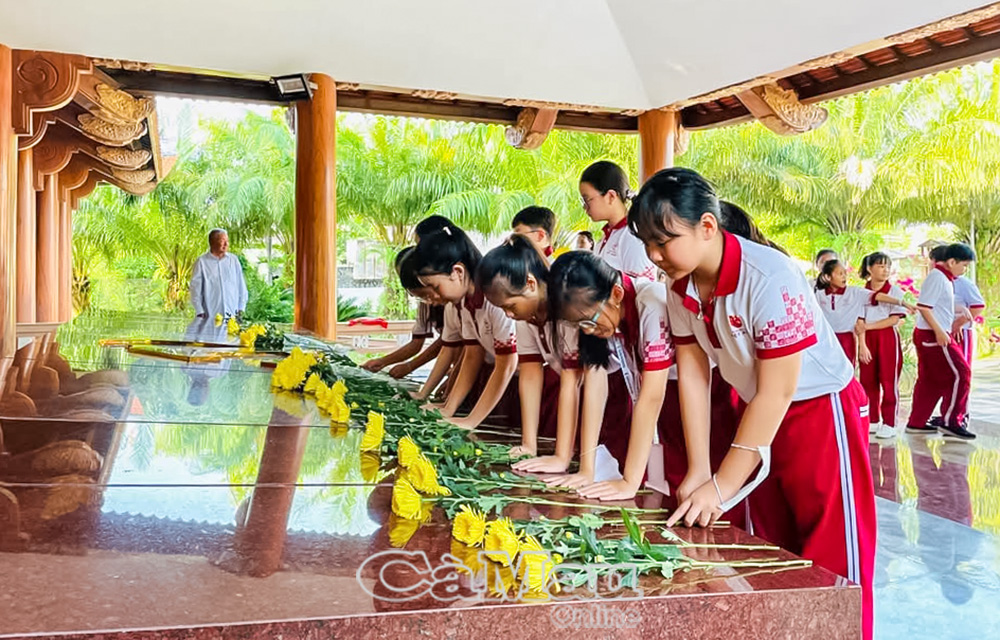 Nhiều học sinh xúc động khi được đến những địa chỉ đỏ để thắp hương tưởng nhớ các anh hùng, liệt sĩ.