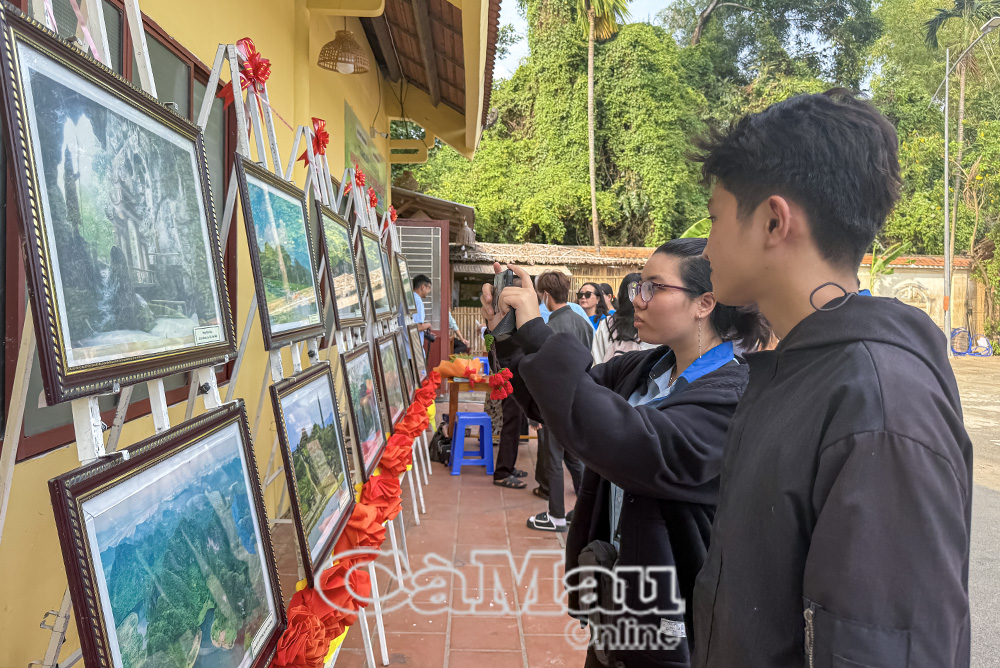 Các bạn trẻ lưu lại hình ảnh tại những địa chỉ đỏ, buổi triển lãm lịch sử... để thực hiện nhiều bài viết quảng bá trên mạng xã hội.