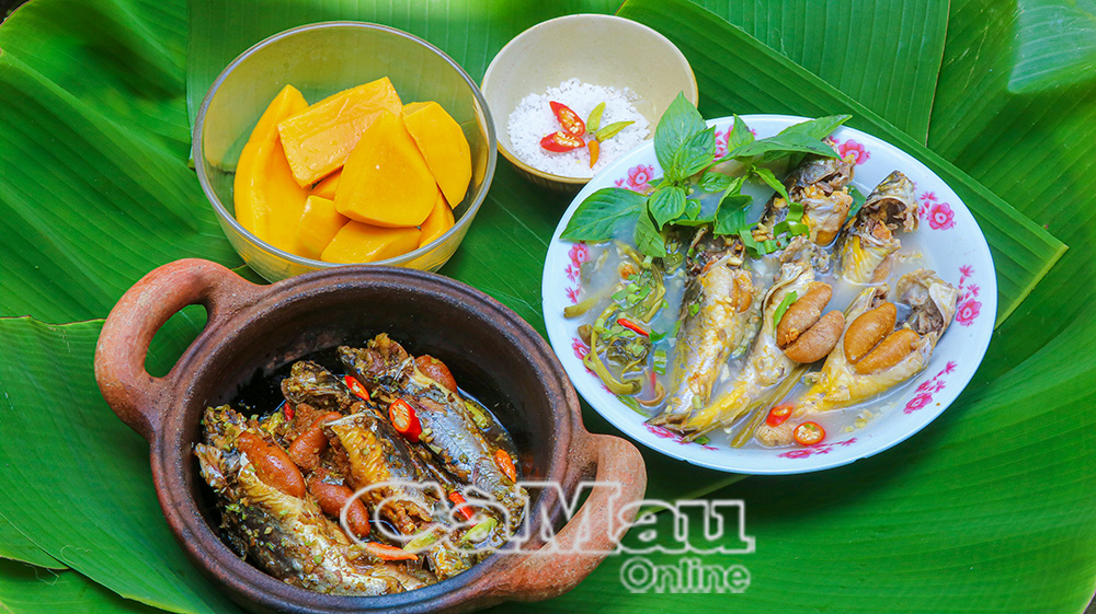 Cá chốt nấu canh chua cơm mẻ với rau muống đồng, kho sả ớt, hai món ngon dân dã mà hao cơm.
