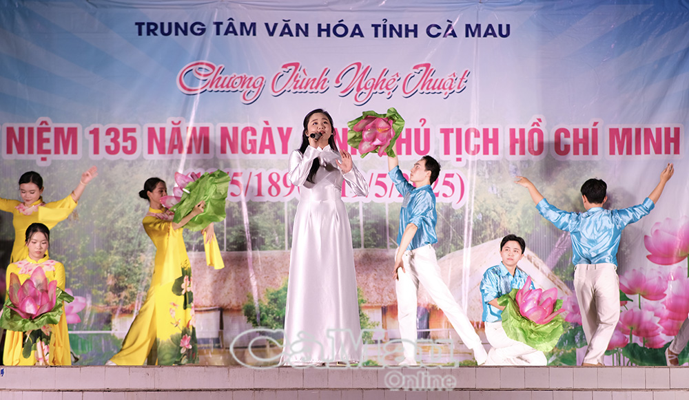 Trong các đêm diễn của Trung tâm Văn hoá tỉnh Cà Mau, bên cạnh các tiết mục của nghệ sĩ chuyên nghiệp luôn có phần biểu diễn giao lưu từ các CLB nghệ thuật quần chúng.