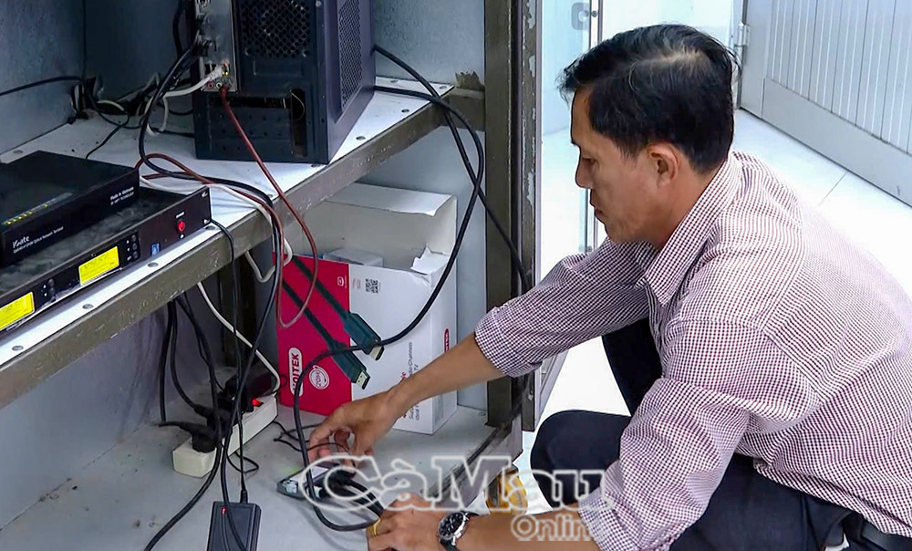 Các địa phương chuẩn bị hội trường, kiểm tra đường truyền mạng đảm bảo các điều kiện sẵn sàng cho hội nghị tổng kết. (Ảnh chụp tại xã Khánh Bình Đông, huyện Trần Văn Thời)   