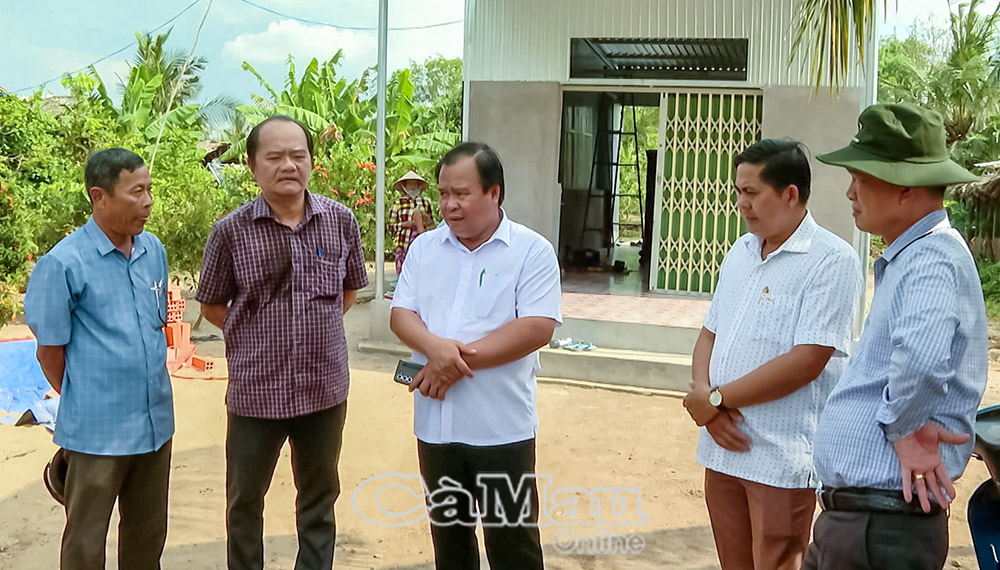 Hình 2: Phó chủ tịch UBND tỉnh Nguyễn Minh Luân khảo sát công tác triển khai xoá nhà tạm, nhà dột nát tại huyện Thới Bình.