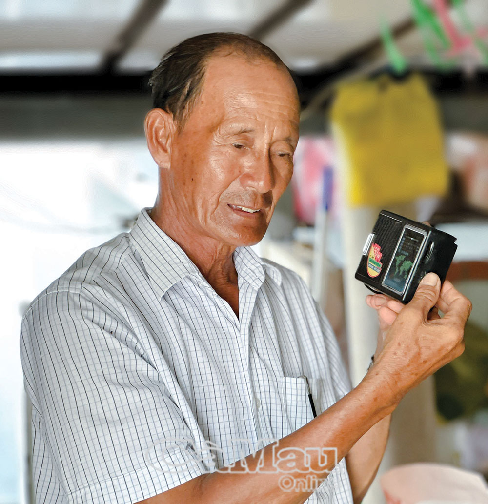 Chú Trần Quang Hiên, Ấp 5, xã Tân Thành, TP Cà Mau thường xuyên nghe radio nắm bắt tình hình thời sự và kinh tế.    Ảnh HỒNG NHUNG
