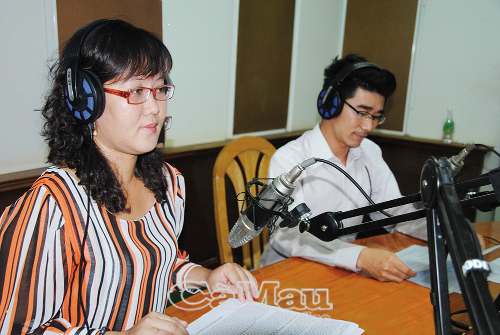 PTV Ðài PT-TH Cà Mau trong giờ ghi hình và thu âm phát sóng.                                                                                                                      Ảnh: MINH TẤN   