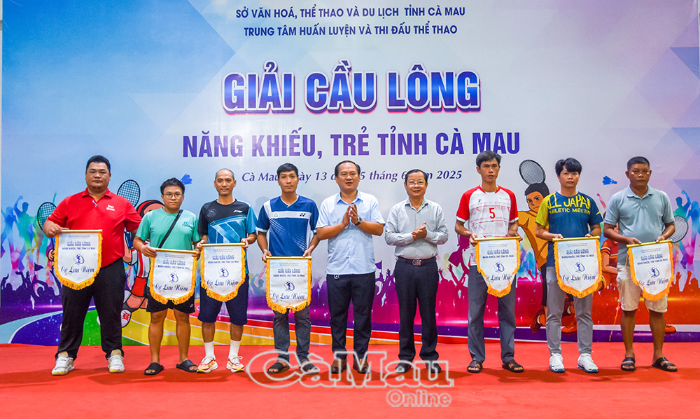Đại diện Ban tổ chức trao cờ lưu niệm cho các đội và tổ trọng tài tham gia tại giải đấu.