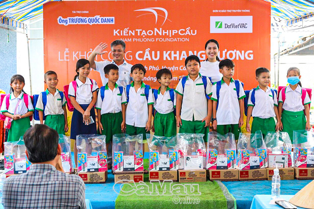 Quỹ Nam Phương tặng quà cho học sinh nghèo nhân dịp Lễ Khởi công cầu Khang Vượng, xã Thạnh Phú, huyện Cái Nước.