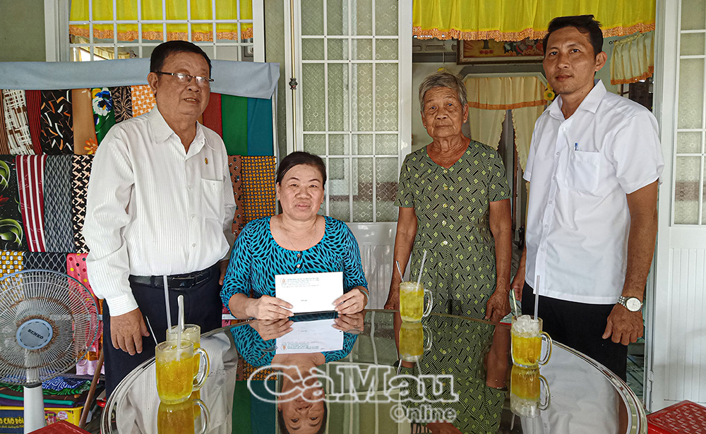 Ông Ðặng Văn Mỹ (bìa trái), Chủ tịch Hội Nạn nhân chất độc da cam/Dioxin tỉnh Cà Mau, thăm và trao quà hỗ trợ bà Lưu Thị Phượng, Ấp 5, xã Thới Bình (huyện Thới Bình), nạn nhân da cam hoàn cảnh đặc biệt khó khăn. 