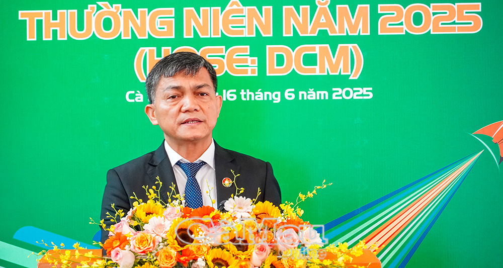 Ông Văn Tiến Thanh, Tổng giám đốc Công ty Cổ phần Phân bón Dầu khí Cà Mau báo cáo kết quả nổi bậc trong sản xuất kinh doanh năm 2024 và chỉ tiêu kế hoạch năm 2025.  