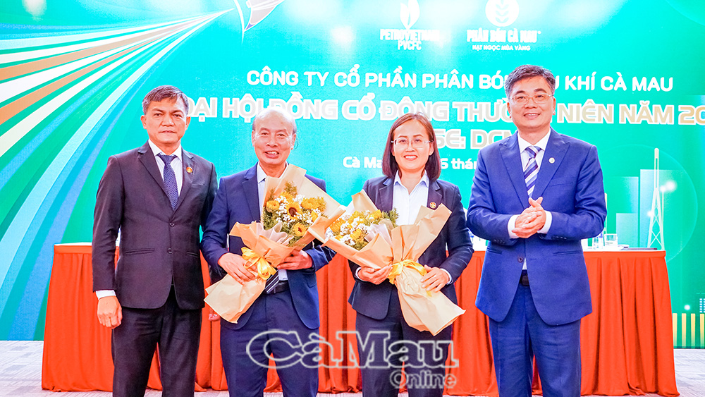 Hội đồng Quản trị PVCFC trao hoa thay lời cảm ơn đối với các thành viên miễn nhiệm tại đại hội.