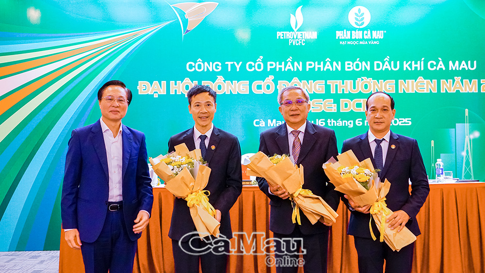 Ông Bùi Minh Tiến-Thành viên Hội đồng Thành viên-Tập đoàn Công nghiệp Năng lượng Quốc gia Việt Nam trao hoa chúc mừng các thành viên, ban kiểm soát được bầu bổ sung vào HĐQT công ty.
